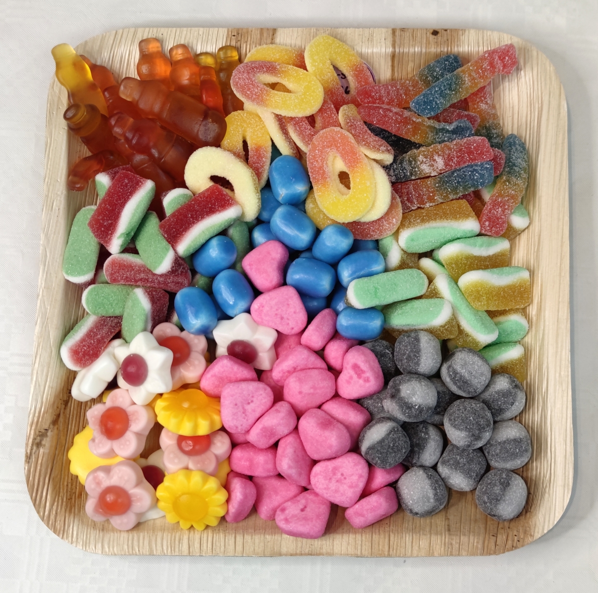 Unsere Partyplatten kommen auf Palmblättern zu Ihnen und sind nicht nur super lecker sondern auch ein Augenschmaus auf ihrer nächsten Party oder Firmenfeier. Die große Süßigkeitenplatte auf Palmblatt enthält 900g Süßwaren und ist in 4 Geschmacksvarianten Unsere Partyplatten kommen auf Palmblättern zu Ihnen und sind nicht nur super lecker sondern auch ein Augenschmaus auf ihrer nächsten Party oder Firmenfeier. Die große Süßigkeitenplatte auf Palmblatt enthält 900g Süßwaren und ist in 4 Geschmacksvarianten